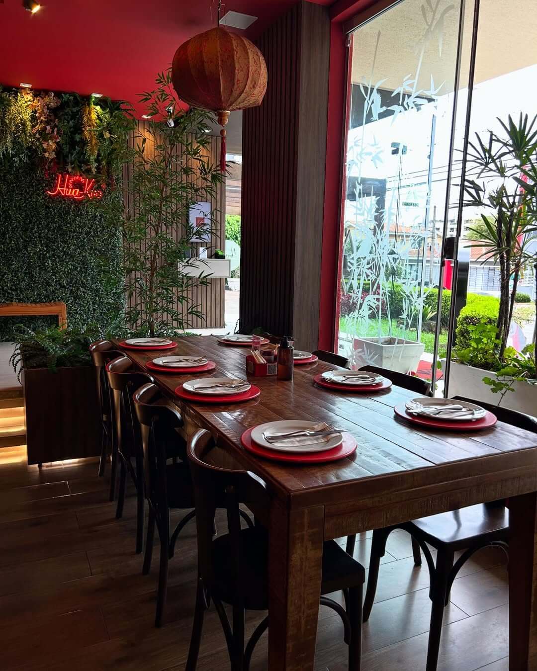 Mesa interna do Restaurante Hwa Kuo